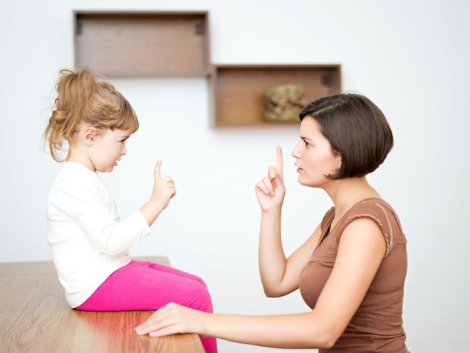 mẹ dạy con với ánh mắt nghiêm nghị