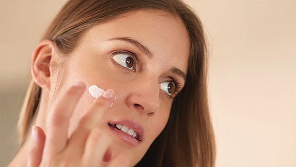 nặn mụn xong có nên skincare