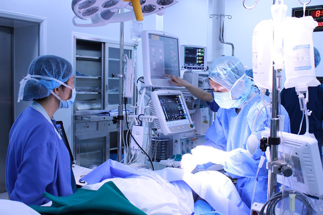 'Cậu nhỏ' bỗng nhiên cương cứng, người đàn ông dùng tay bẻ gãy