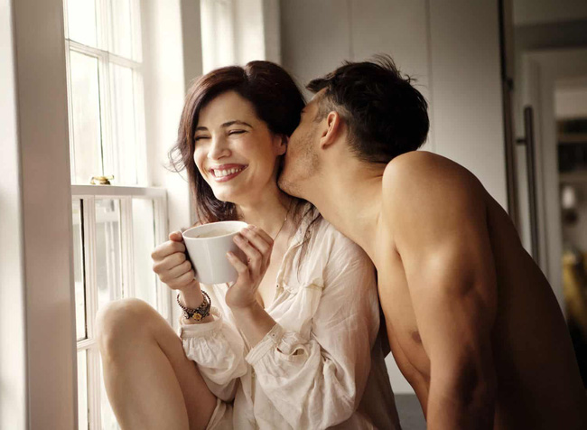 Nếu trên giường, đàn ông có thể chiều bạn theo cách 'bất chấp' thế này thì xin chúc mừng bạn chính là người phụ nữ được anh ấy tôn thờ - 2
