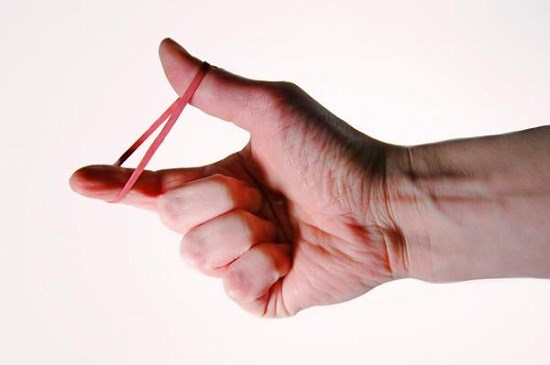 'Cậu nhỏ hóa thành 2 miếng xúc xích' chỉ vì thủ dâm kỳ quái, bác sĩ cũng phải toát mồ hôi!