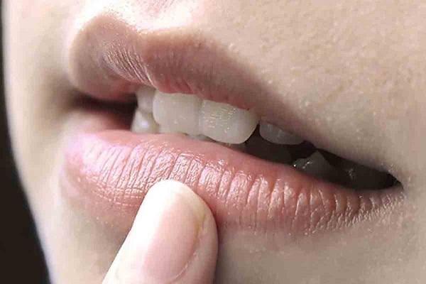 Người phụ nữ dễ mắc bệnh phụ khoa, tử cung 'yếu' thường sẽ có 3 đặc điểm ở miệng - 1