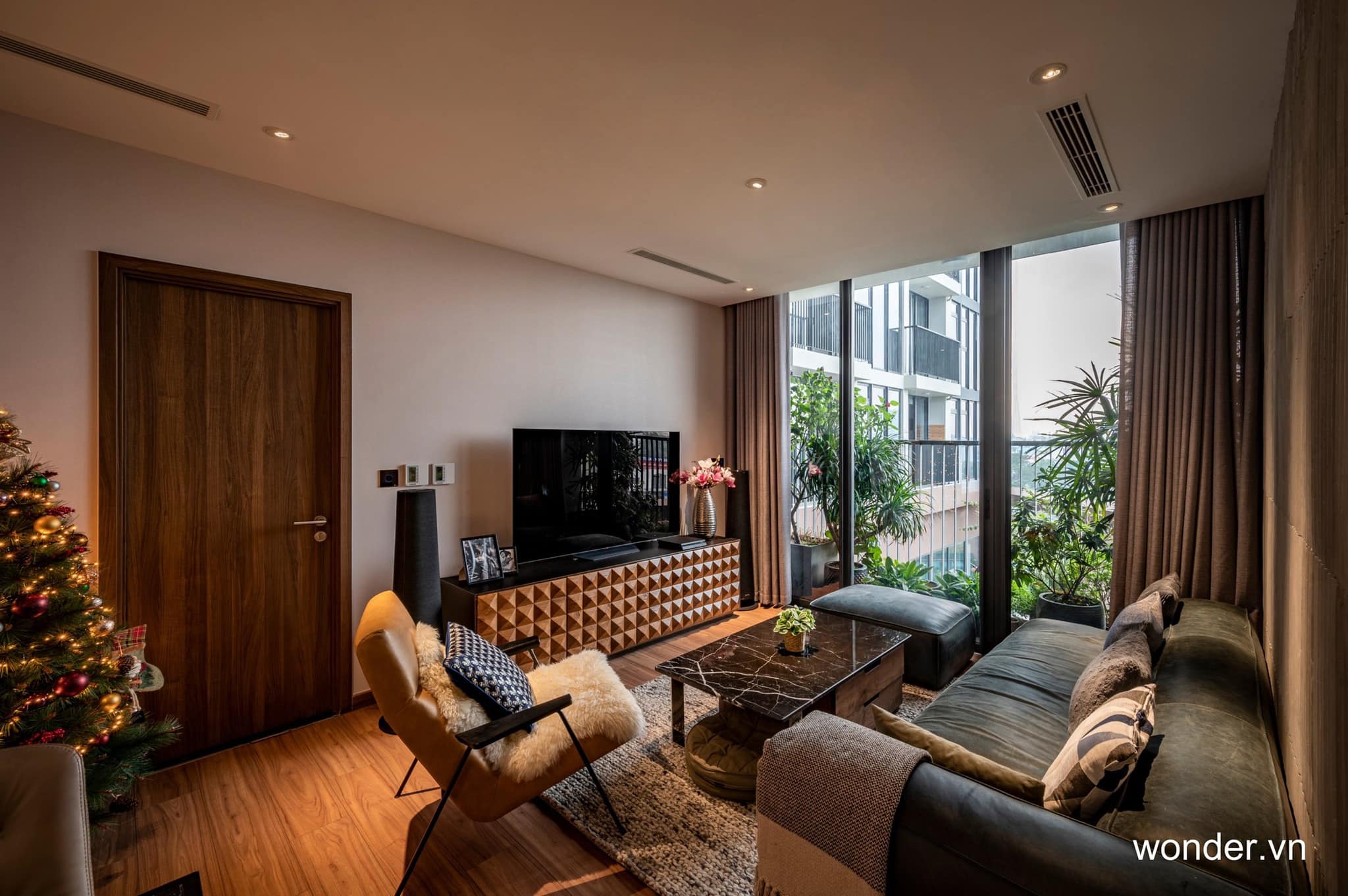 Có thể là hình ảnh về ghế sofa, phòng khách và văn bản cho biết 'wonder.vn'