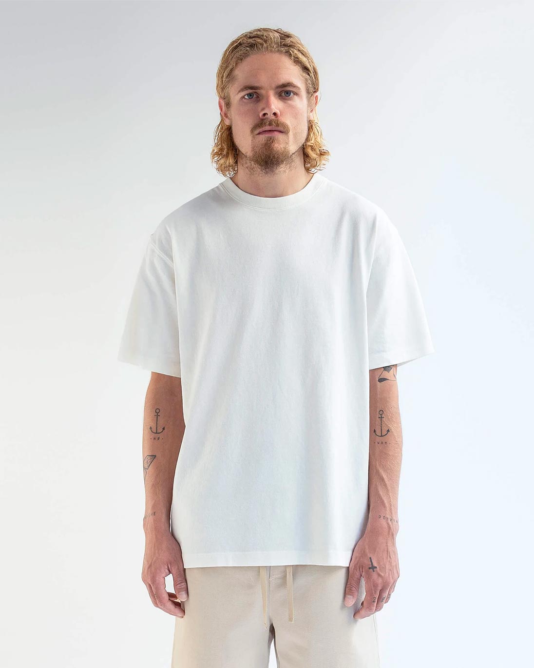 Unrecorded t-shirt 220gsm in white on Good Garms