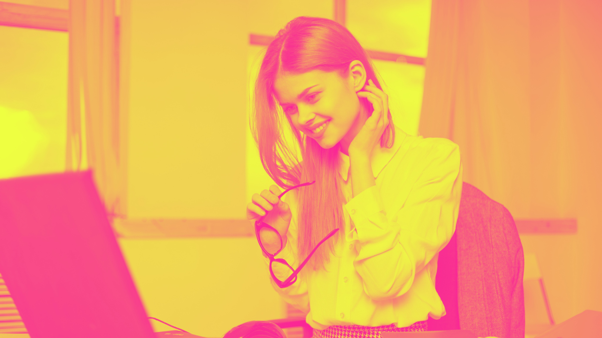 Mulher feliz em seu local de trabalho