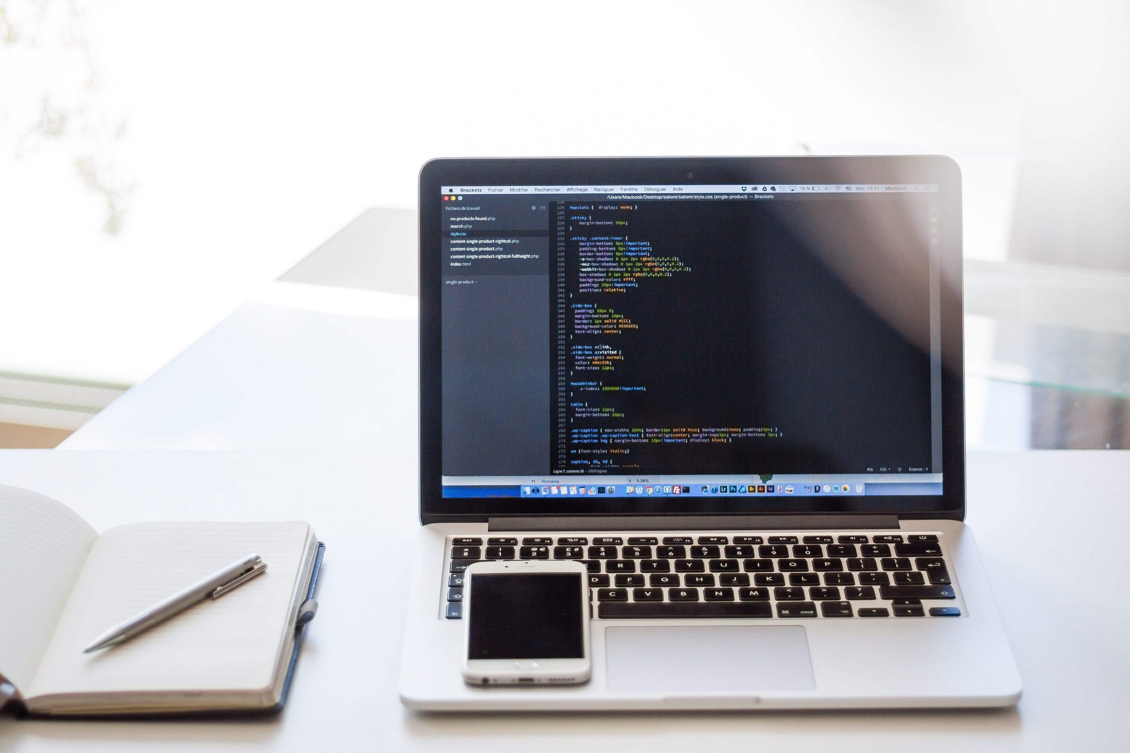 computadora con codigos ¿Qué se necesita para hacer una página web? como crear una página web