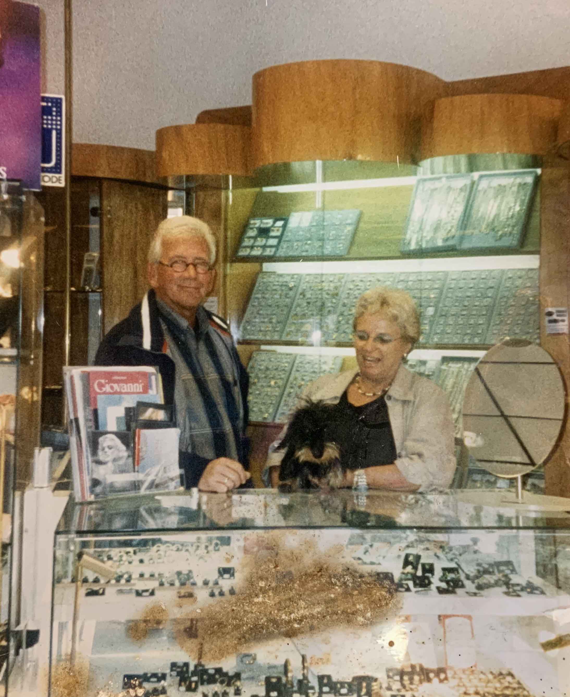John, Belita en hondje Duffy aan de trendkant, oude indeling van de winkel
