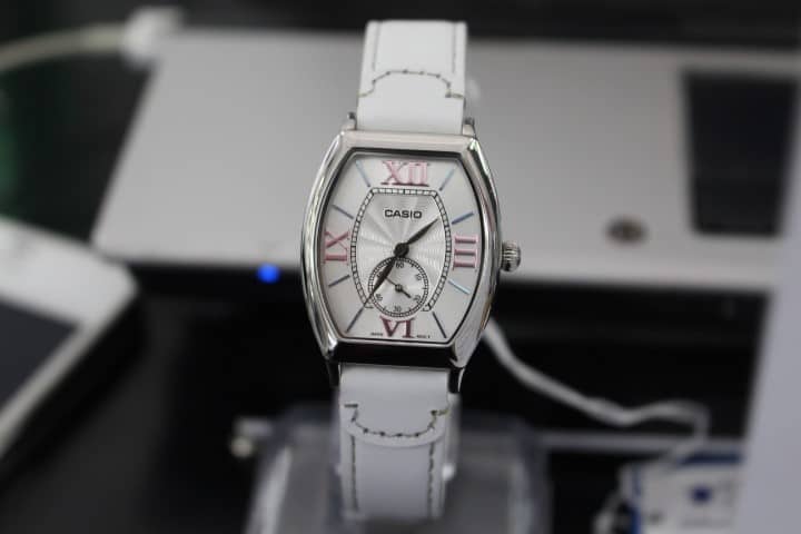 Casio LTPE114L-7ADF: sự trẻ trung và trưởng thành xen lẫn