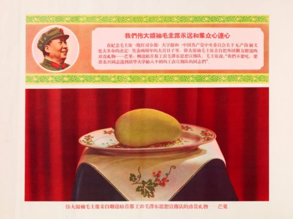 Pequeño cartel con un bodegón de mango e inscripción conmemorativa. 1968