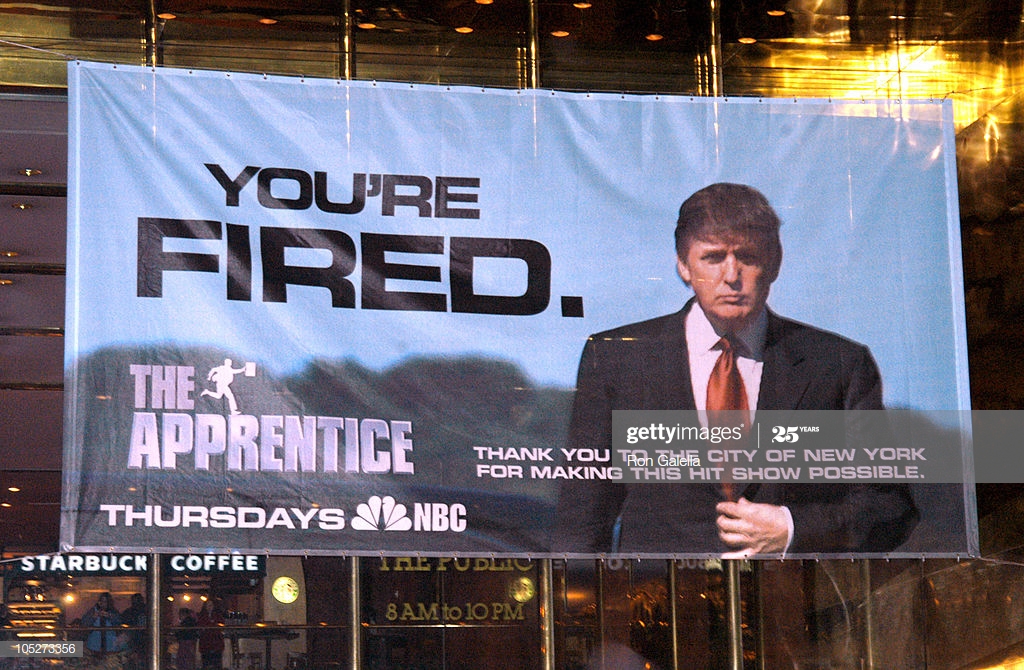 Donald Trump despidiendo como estrategia publicitaria.