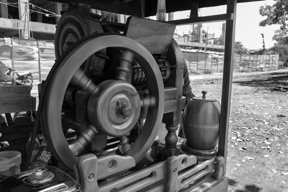 El trapiche es una máquina de manera construida de manera artesanal que funciona con gasolina. Tuluá, Valle del Cauca.