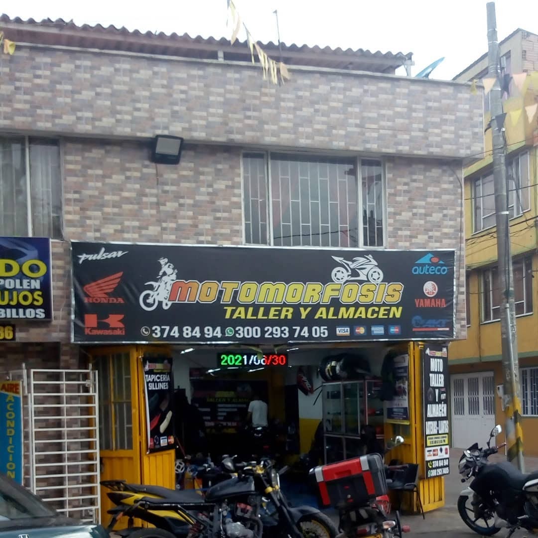 Local de reparación de motocicletas llamado Motomorfosis.
