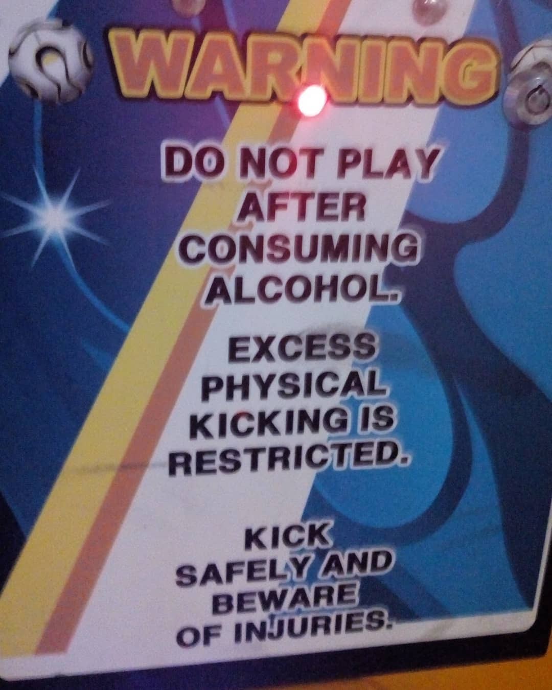 Máquina de arcade dice en Inglés: No jugar después de consumir alcohol. Patear excesivamente está prohibido. Patée con seguridad y tenga precaución.
