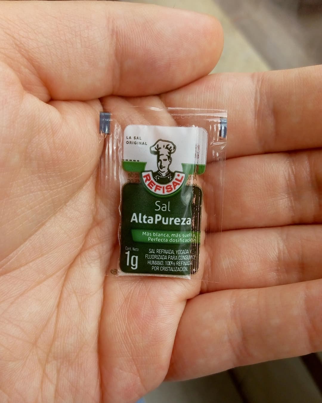 Paquete de sal que dice: Refisal, Sal Alta Pureza.