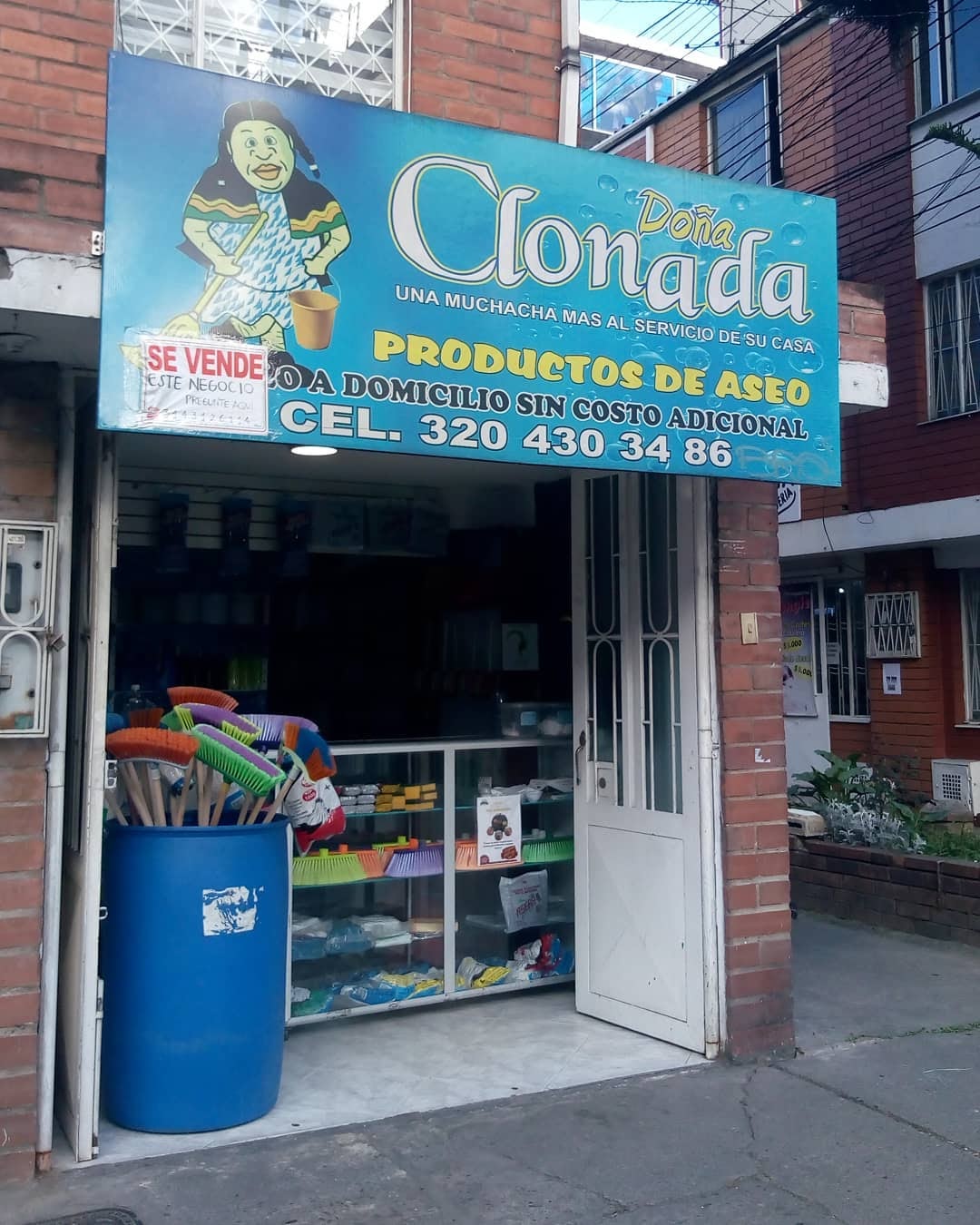 Fachada de local que dice "Doña Clonada, Productos de Aseo"
