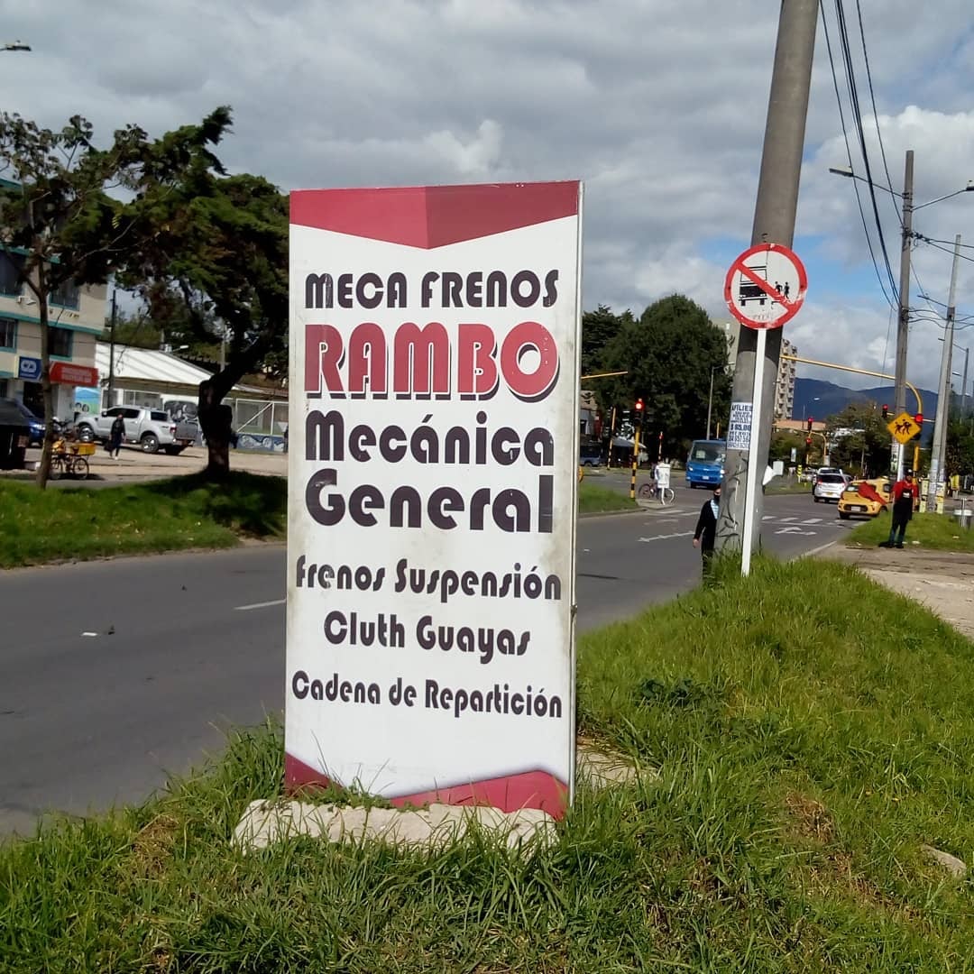 Aviso en la calle que dice "Meca frenos RAMBO, mecánica general"