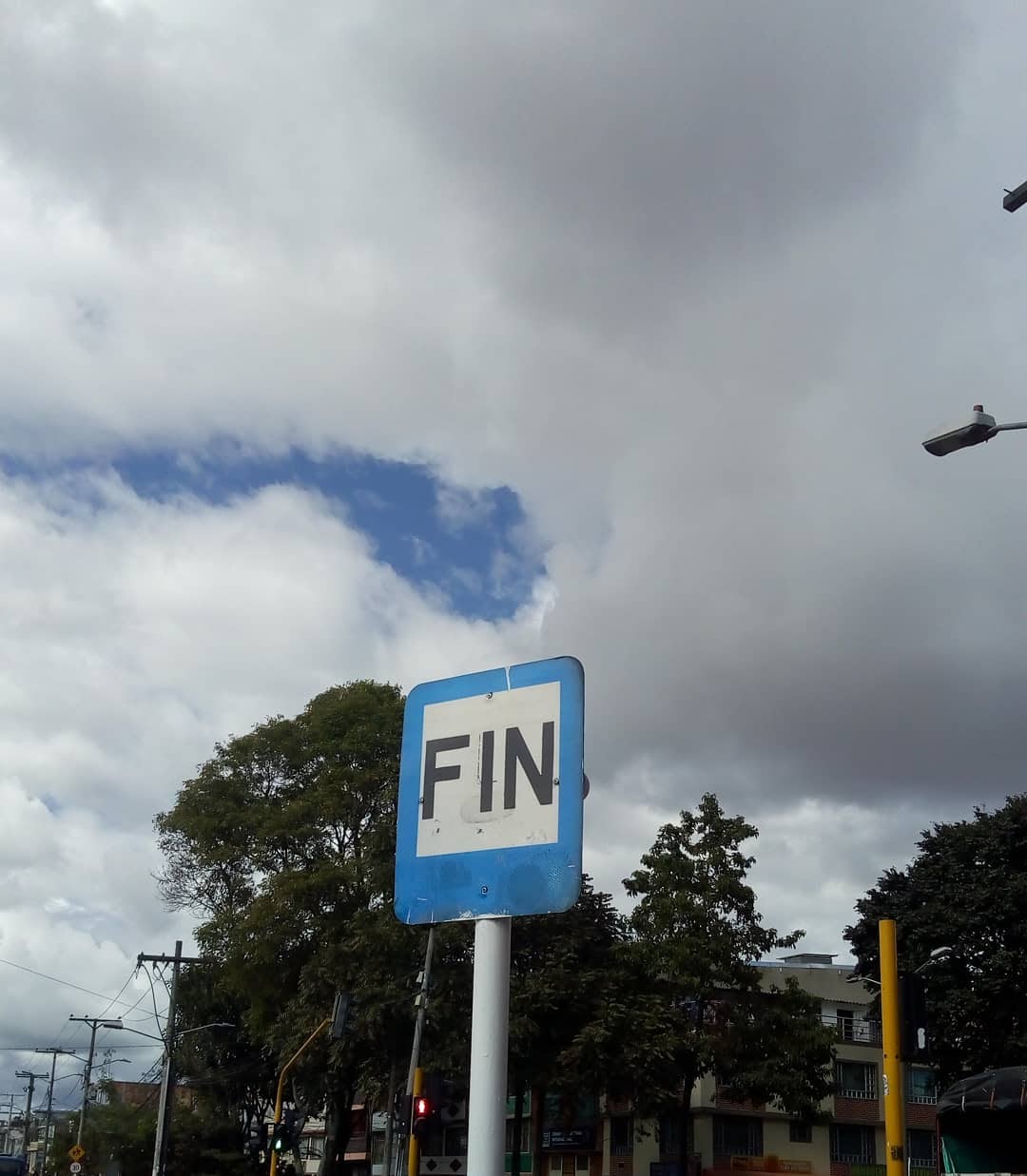 Señal de tránsito en medio de la calle que dice "FIN"