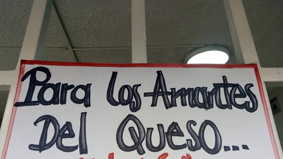 Aviso escrito a mano que dice "Para los amantes del queso..."
