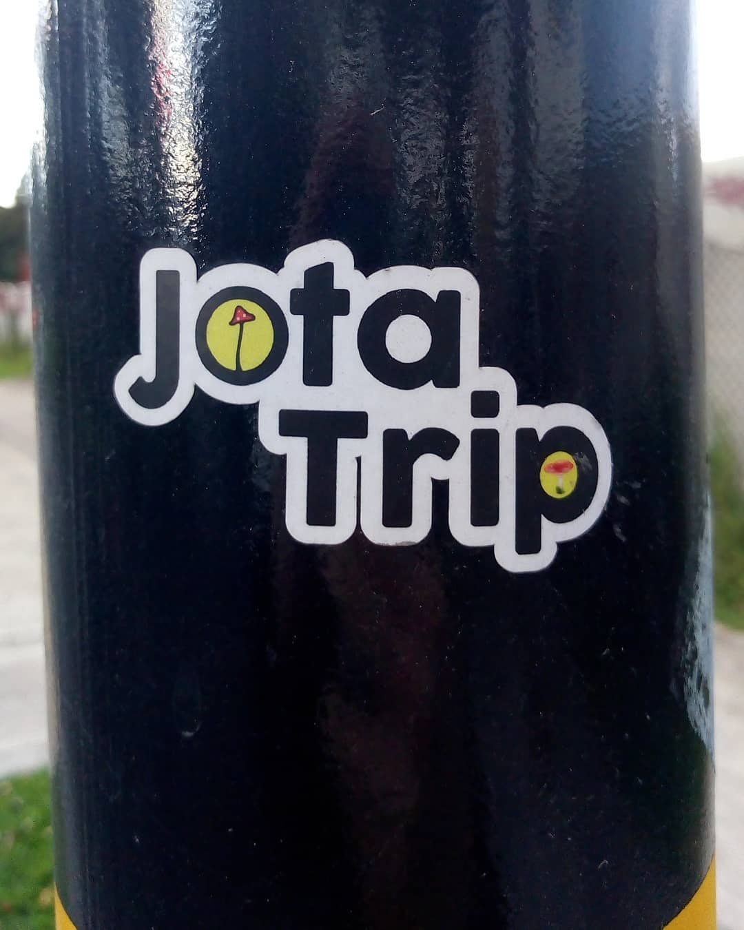 Pegatina o sticker en un poste que dice "Jota Trip"
