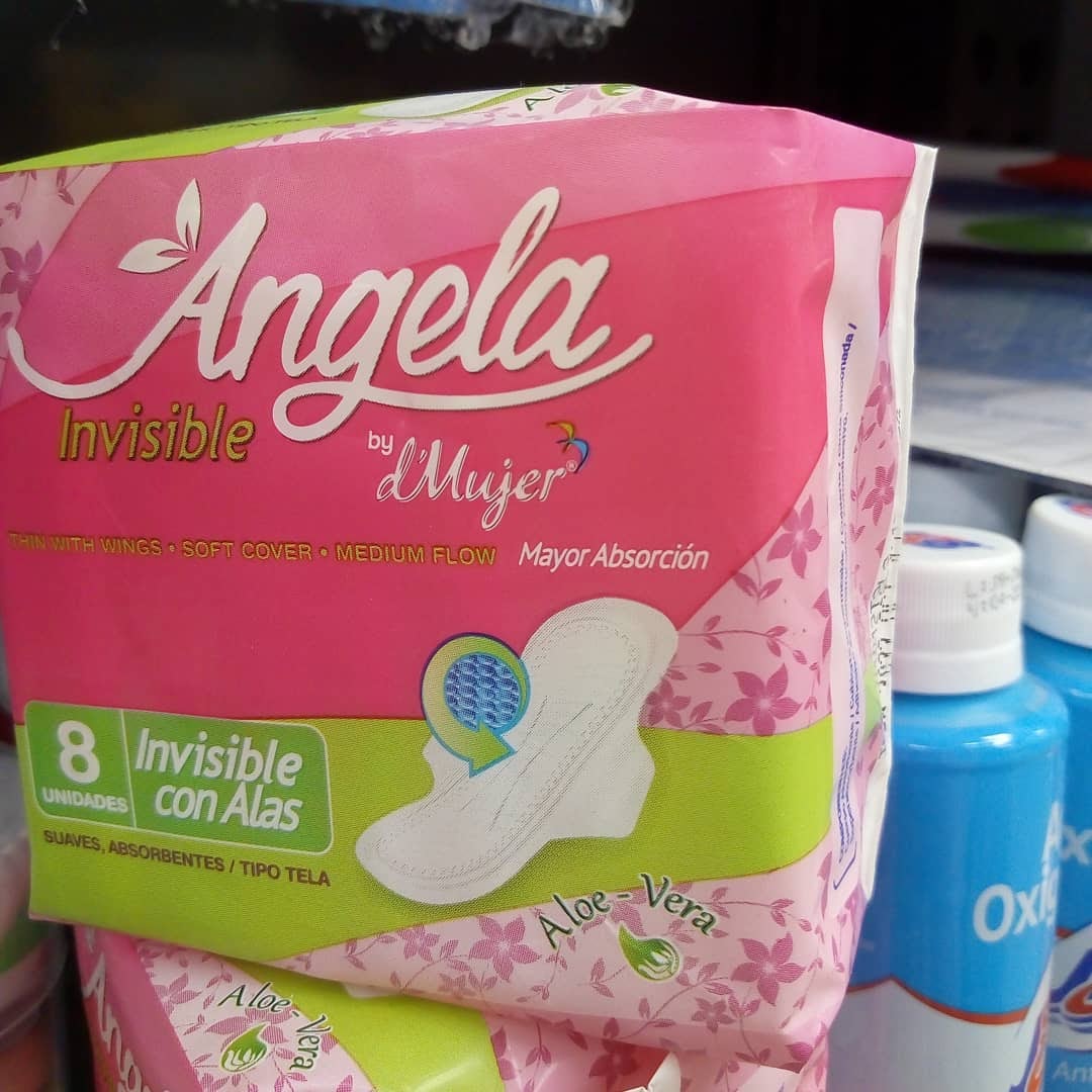 Paquete de toallas higiénicas que tiene como nombre "Angela Invisible by d'mujer"