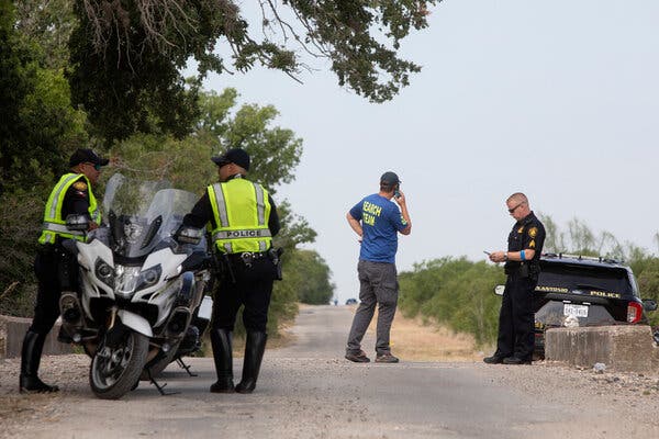 Un trabajador de búsqueda y rescate estaba junto con unos policías cerca del área de Quintana Road, en San Antonio, donde se encontró un camión que transportaba a personas migrantes.