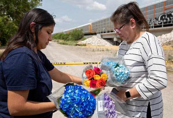 Delilah Hernandez, a la izquierda, y su madre, Marissa Hernandez, pusieron flores en el lugar donde encontraron al camión, el martes.