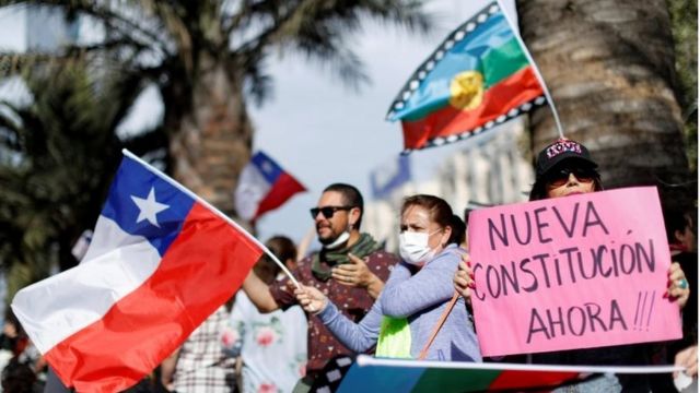 Protestas en Chile: el gobierno anuncia que convocará un nuevo Congreso Constituyente - BBC News Mundo