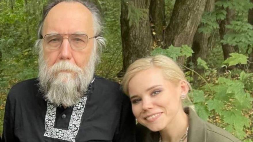 El filósofo y escritor ruso, Alexander Dúguin, y su hija, Daría Platónova Dúguina.