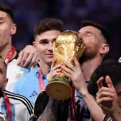 Lionel Messi of Argentina holding the World Cup and teammates celebrate during the trophy ceremony following the FIFA World Cup 2022, Final football match between Argentina and France on December 18, 2022 at Lusail Stadium in Al Daayen, Qatar - Photo Jean Catuffe / DPPIAFP7 18/12/2022 ONLY FOR USE IN SPAIN