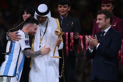Messi se abraza con el Emir de Qatar, Sheikh Tamim bin Hamad al-Thani, en presencia del presidente francés Emmanuel Macron.