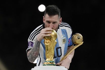 Lionel Messi besa la Copa del Mundo tras recibir el premio a mejor jugador del Mundial.