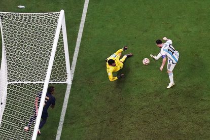 Messi marca con su pierna derecha el tercer gol para Argentina.