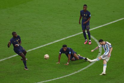 Messi dispara en una de las últimas acciones del tiempo reglamentario.