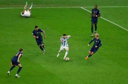 Lionel Messi trata de zafarse de la presión de tres jugadores franceses.