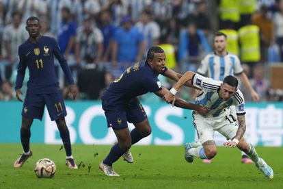 El francés Jules Kounde aplaca al argentino Angel Di Maria.