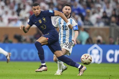 Kylian Mbappé y Lionel Messi pugnan por un balón en los minutos iniciales de la final.