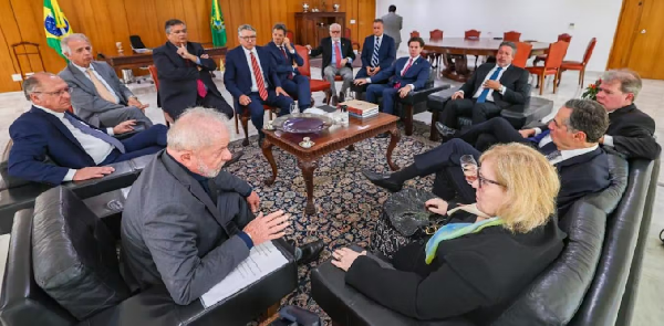 Los presidentes de los tres poderes de Brasil (Luiz Inácio Lula da Silva, presidente de la República; Veneziano Vital do Rêgo, presidente del Senado; Arthur Lira. presidente de la Câmara dos Deputados, y Rosa Maria Pires Weber, presidenta del Supremo Tribunal Federal de Brasil) durante la firma de un comunicado conjunto en defensa de la democracia el 9 de enero de 2023. Gov.br / Planalto
