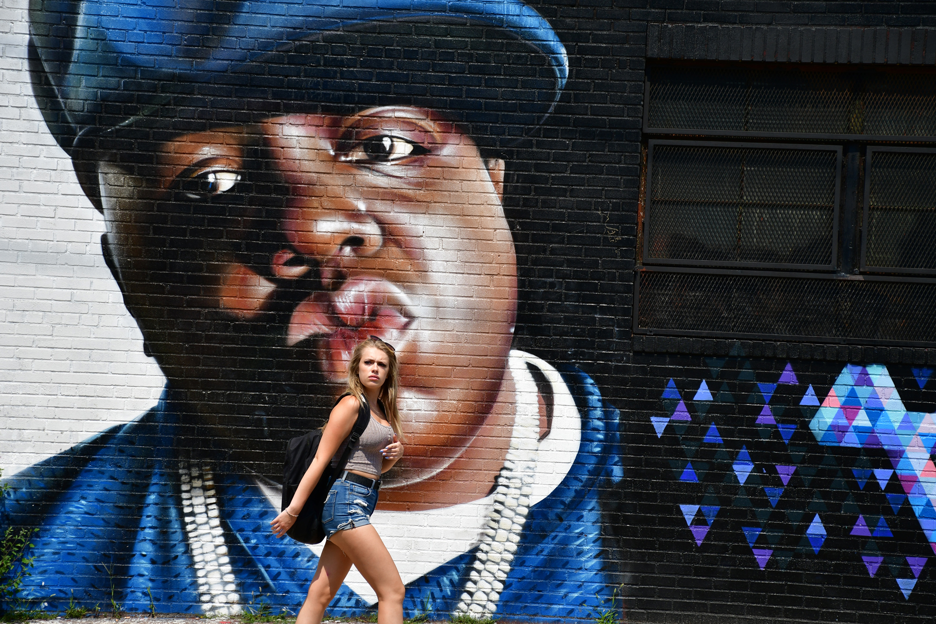 הנשיקה ברוקלין - גרפיטי -Brooklyn New York - יואל שתרוג - אדמה יוצרת - yoel sitruk