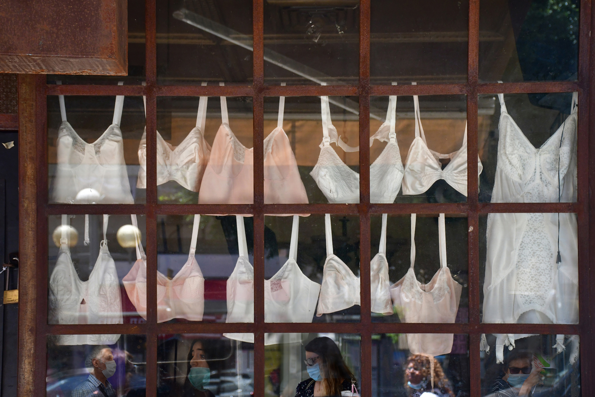 יואל שתרוג - אדמה יוצרת - yoel sitruk -מסכות ומחוכים - דיזינגוף - קורונה - תל אביב