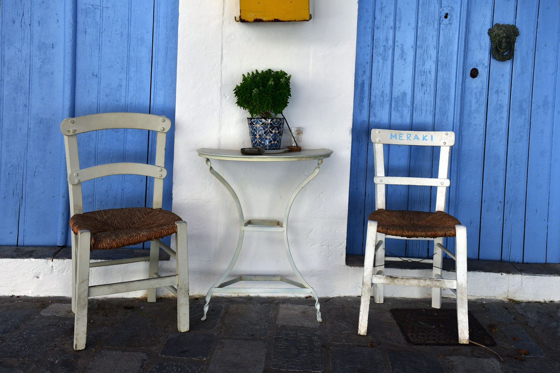 יוון על פי זורבה - כרתים - יואל שתרוג - yoel sitruk - אדמה יוצרת - כיסאות - יוון