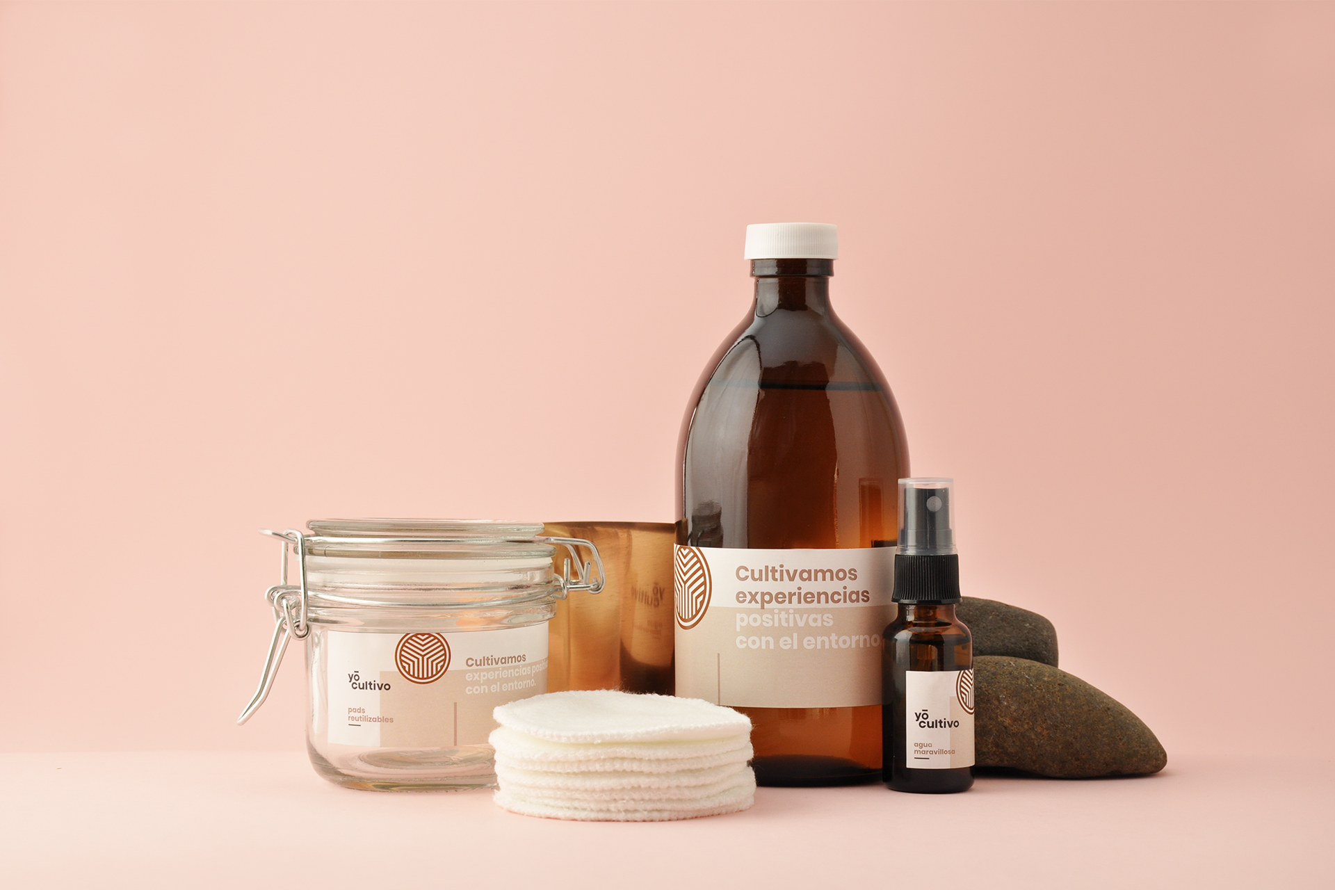 To create a link between the brand and earth elements through an identity that requires to apply the smallest amount of elements possible for its communication without losing aesthetics.