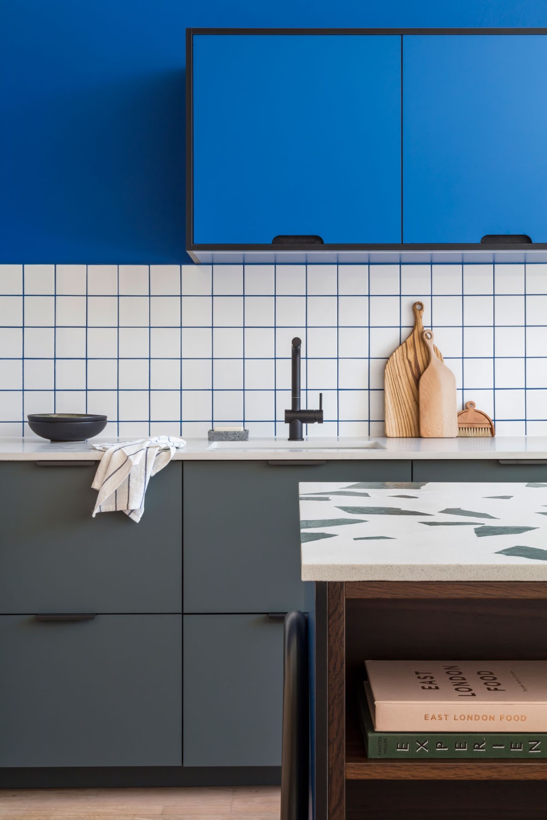 cozinha azulejo quadrado branco rejunte azul