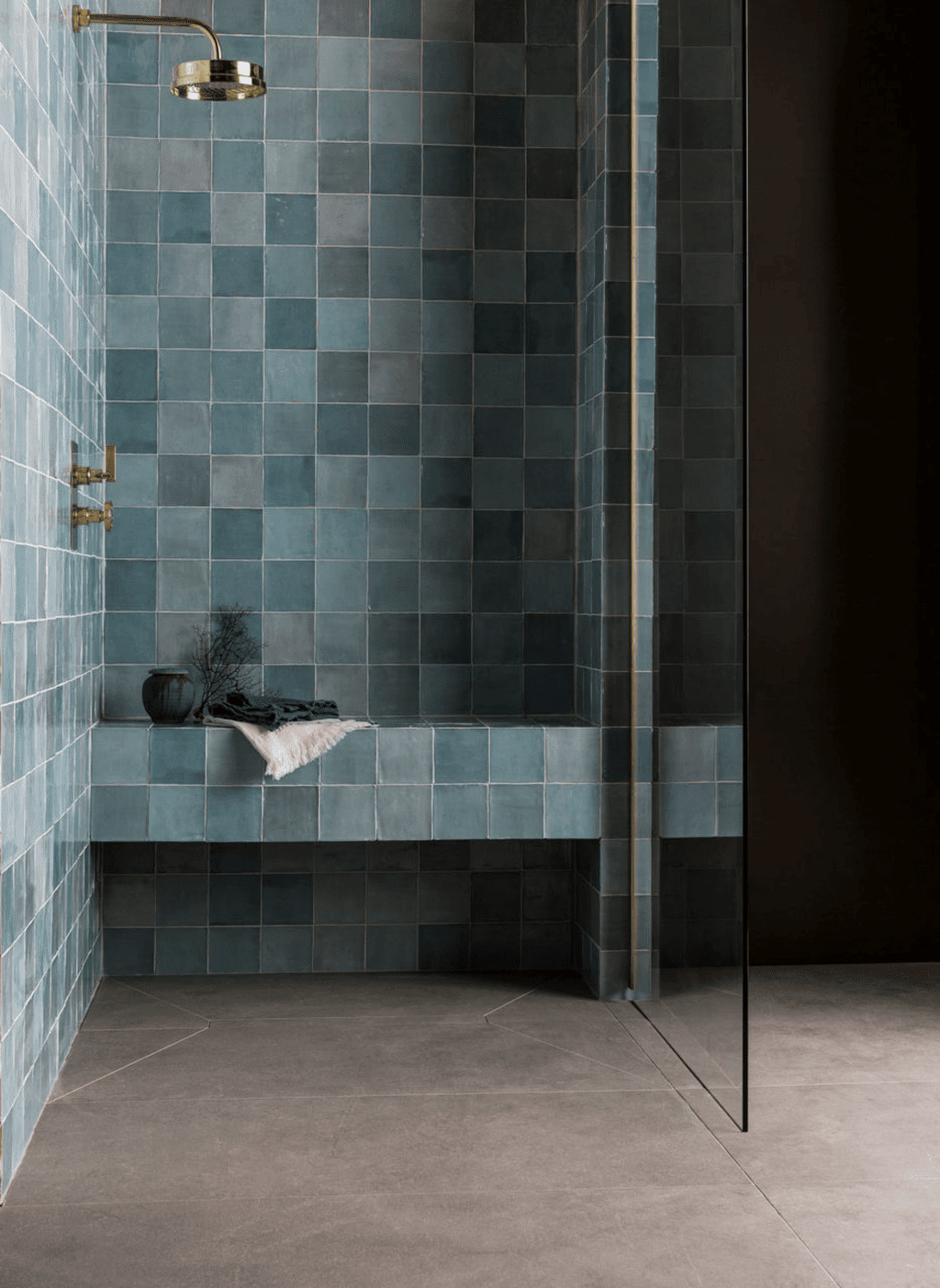banheiro azulejo quadrado azul