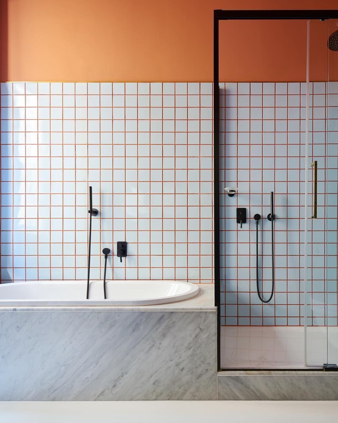 banheiro azulejo quadrado branco rejunte laranja