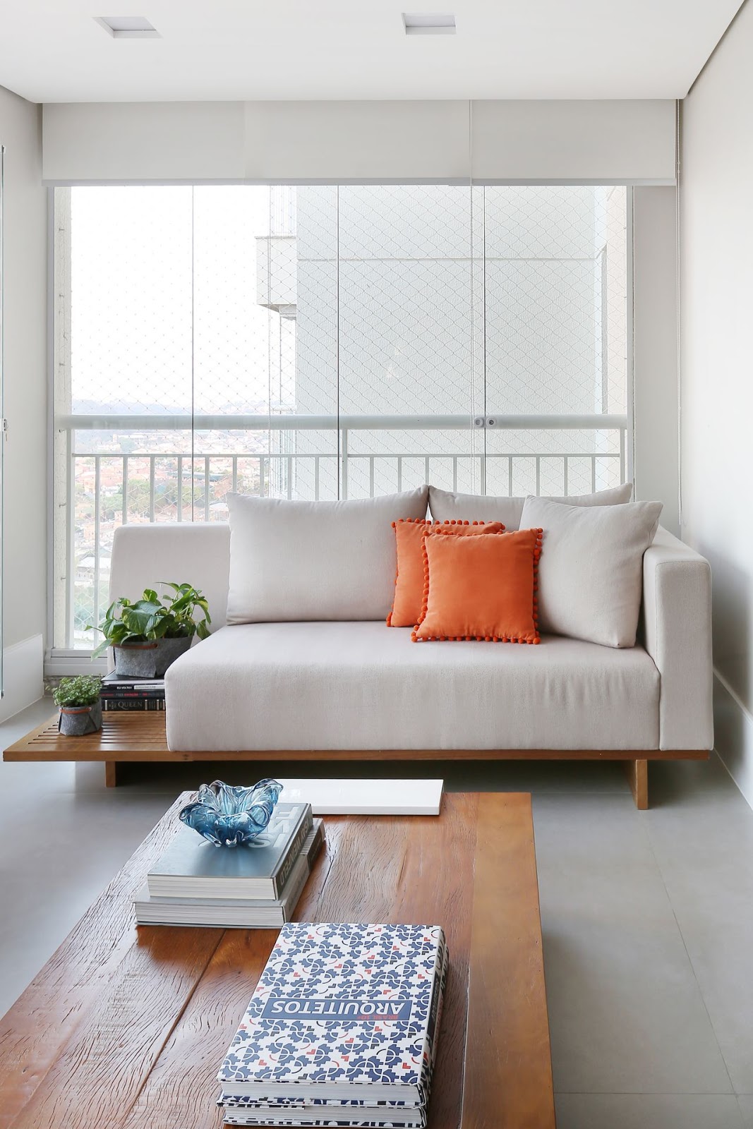 sofá com mesa lateral