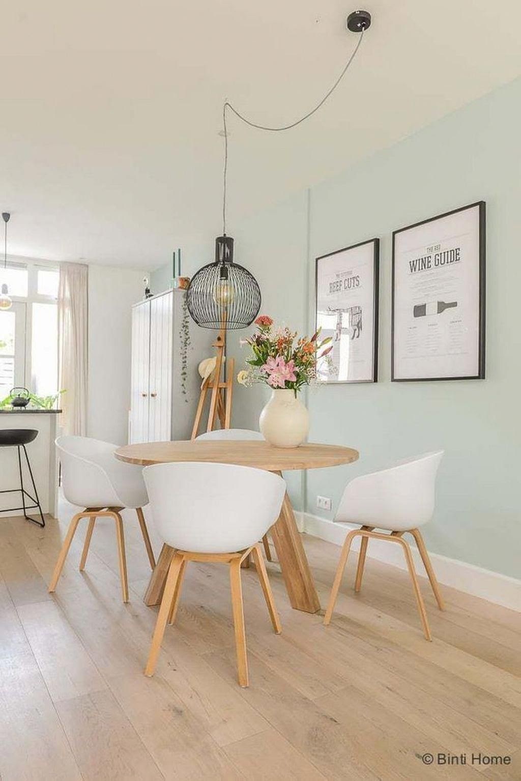 sala jantar ampla com cores claras