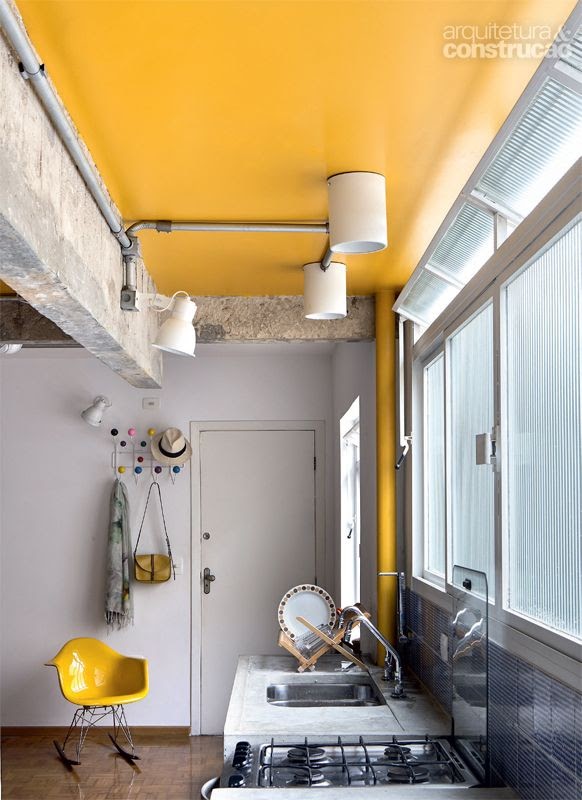 cozinha industrial cinza e amarelo