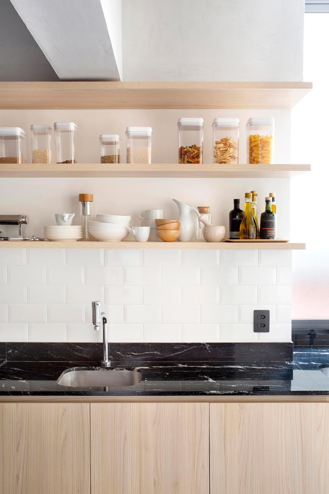 decoração cozinha com prateleiras