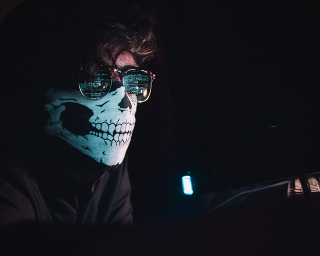 Un homme masqué représentant un Black Hat SEO