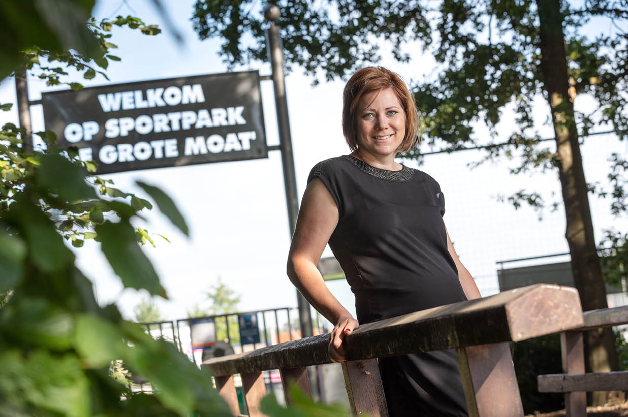 Statenlid Moniek Kleinsman op het sportpark